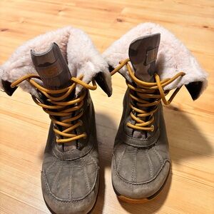 UGG Big Kids K Butte Camouflage Lace-up Boot Sz 5